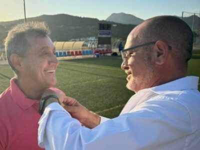 Francisco Villa recibe la insignia de oro