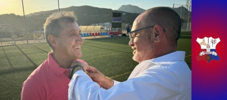 Francisco Villa recibe la insignia de oro